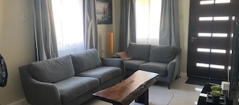 Tropical getaway: Modern 2-Bedroom in Ocho Rios. Near Attractions, 24hr security