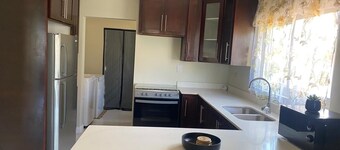 Tropical getaway: Modern 2-Bedroom in Ocho Rios. Near Attractions, 24hr security