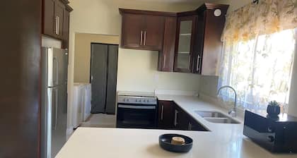 Tropical getaway: Modern 2-Bedroom in Ocho Rios. Near Attractions, 24hr security