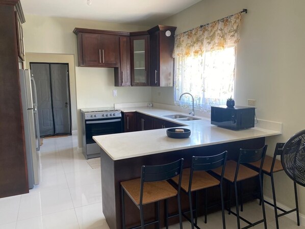 Fridge, microwave, oven, stovetop - Tropical getaway: Modern 2-Bedroom in Ocho Rios. Near Attractions, 24hr security (Ocho Rios)