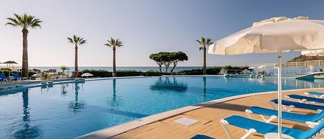 Una piscina techada, una piscina climatizada