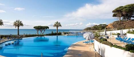 Una piscina techada, una piscina climatizada