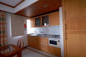 Kühlschrank, Mikrowelle, Herdplatte, Wasserkocher mit Kaffee-/Teezubehör