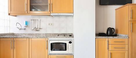 Frigorífico, microondas, placa de cocina y cafetera o tetera