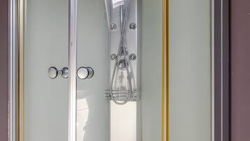 Dusche, kostenlose Toilettenartikel, Haartrockner, Handtücher