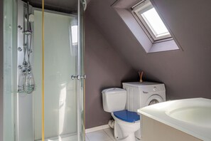 Douche, sèche-cheveux, serviettes fournies