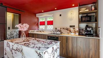 Kühlschrank, Mikrowelle, Ofen, Herdplatte