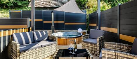 Outdoor spa tub