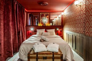 Iron/ironing board, WiFi, bed sheets - Love Room La Courtisane – Spa on 40 m² Terrace – Love Room Alsace 67 (Niederbronn-les-Bains)