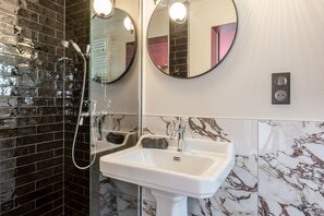 Regadera, secadora de cabello, toallas 