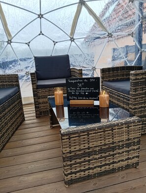 Interior - Love Room La Courtisane – Spa on 40 m² Terrace – Love Room Alsace 67 (Niederbronn-les-Bains)