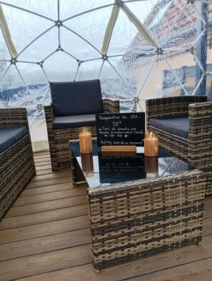 Interior - Love Room La Courtisane – Spa on 40 m² Terrace – Love Room Alsace 67 (Niederbronn-les-Bains)