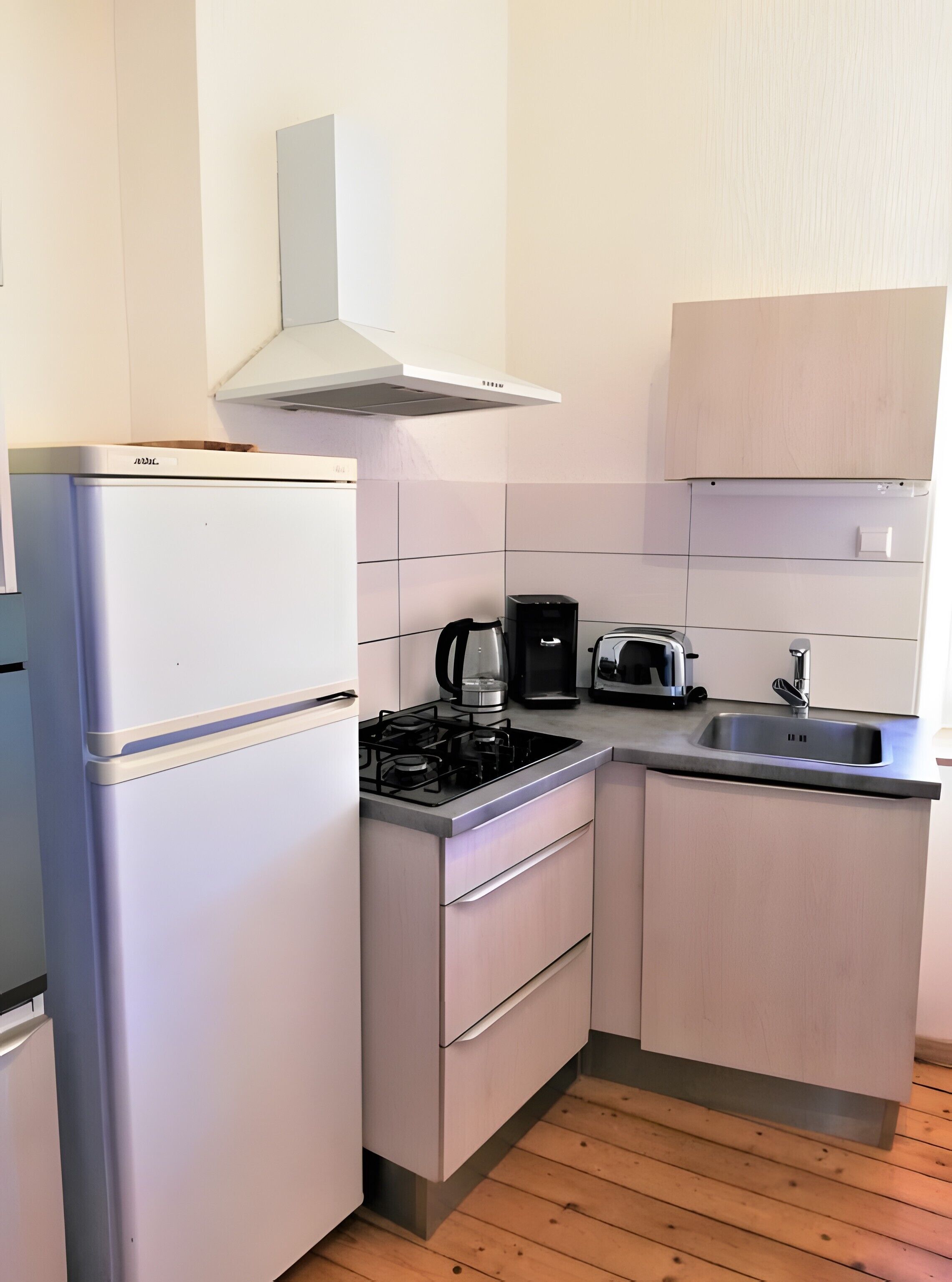 Een koelkast, een microgolfoven, een oven, een kookplaat