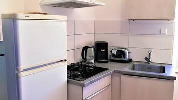 Een koelkast, een microgolfoven, een oven, een kookplaat