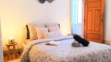 1 dormitorio, tabla de planchar con plancha, wifi y ropa de cama