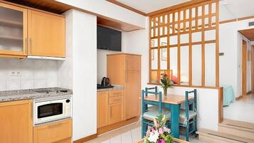 Fridge, microwave, stovetop, coffee/tea maker