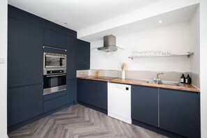 Kjøleskap, mikrobølgeovn, ovn og kokeplater