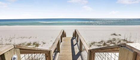 بالقرب من الشاطئ