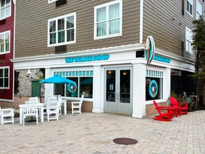 Exterior - Shamrock 74 Pet Friendly Fireplace Parking WiFi (Snowshoe)