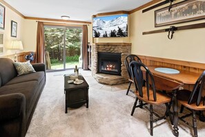 TV, fireplace - Shamrock 74 Pet Friendly Fireplace Parking WiFi (Snowshoe)