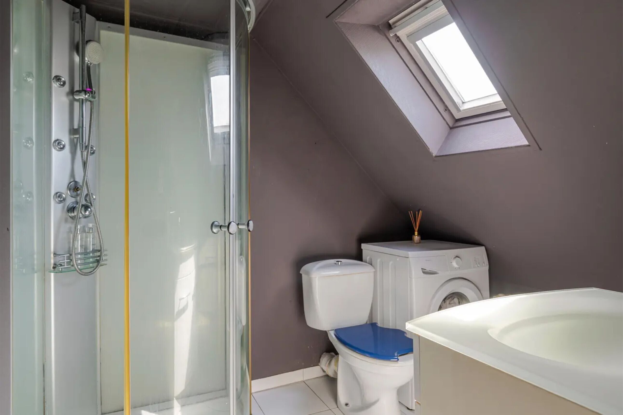 Een douche, een haardroger, handdoeken