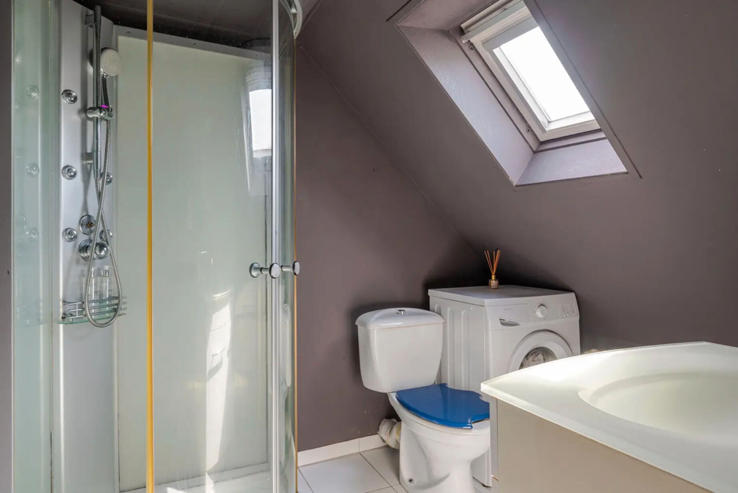 Regadera, secadora de cabello, toallas 