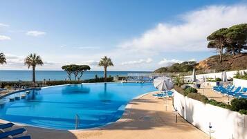 Una piscina techada, una piscina climatizada