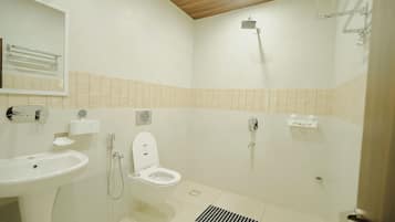 Kamar Standar | Kamar mandi | Shower, handuk, sabun, dan sampo