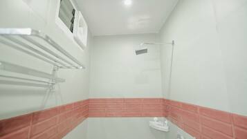 Superior Room | Bathroom | Shower, towels, soap, shampoo