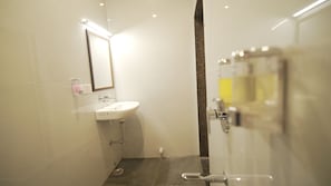 Superior Room | Bathroom | Shower, towels, soap, shampoo - Hotel The Vibez Inn (Jabalpur)