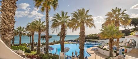 Innendørsbasseng og et oppvarmet basseng