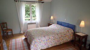 2 Schlafzimmer, Bügeleisen/Bügelbrett