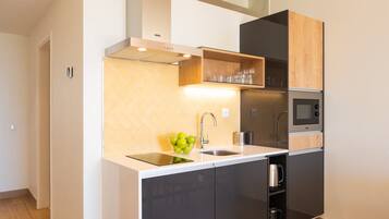 Kühlschrank, Mikrowelle, Herdplatte, Geschirrspüler