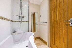 Asciugacapelli, asciugamani, sapone, carta igienica