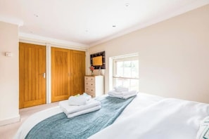 3 bedrooms, iron/ironing board, travel cot, free WiFi