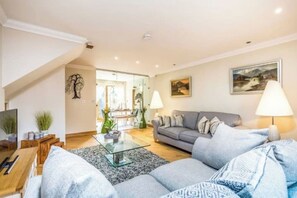 Smart TV, books - Three bed house near Goodwood/Chichester (Fishbourne)