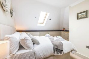 3 bedrooms, iron/ironing board, travel cot, free WiFi - Three bed house near Goodwood/Chichester (Fishbourne)