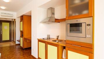 Kühlschrank, Mikrowelle, Herdplatte, Geschirrspüler