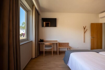 Steps from the Coast, Pool, Kitchenette, Minutes to Lagos Marina