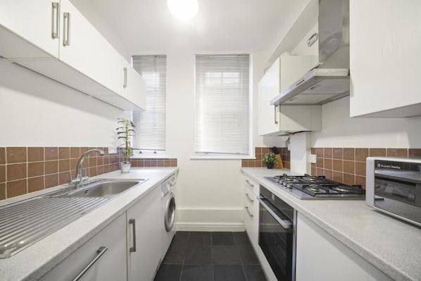 Microondas, horno, placa de cocina