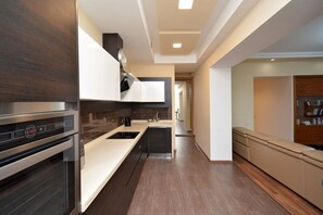 Family Apartment | Private kitchen | Full-size fridge, oven, stovetop, dishwasher