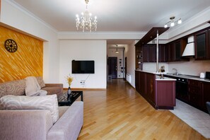 Apartamento estándar, 1 habitación, balcón | Zona de estar | Televisión de pantalla plana de 50 pulgadas con canales por cable