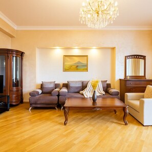 ベーシック アパートメント 1 ベッドルーム | リビング エリア | 50 インチの薄型テレビ (ケーブル放送視聴可)