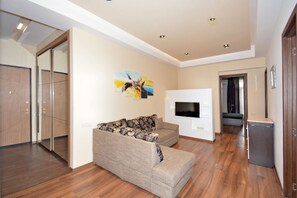 Familie appartement | Woonruimte | Een 50-inch flatscreentelevisie met kabelzenders