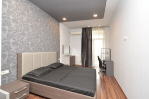 Familie appartement | Verduisterende gordijnen, een strijkplank/strijkijzer, babybedden