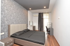 Familie appartement | Verduisterende gordijnen, een strijkplank/strijkijzer, babybedden