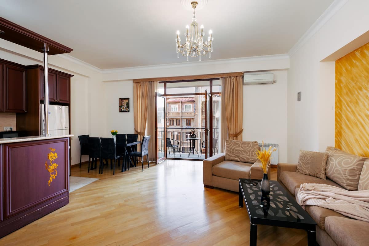 Standaard appartement, 1 slaapkamer, balkon | Woonruimte | Een 50-inch flatscreentelevisie met kabelzenders