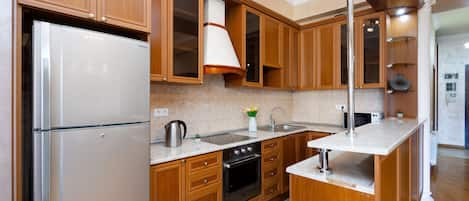 Apartamento básico, 1 quarto | Cozinha privada | Geladeira grande, fogão, cooktop, lava-louças