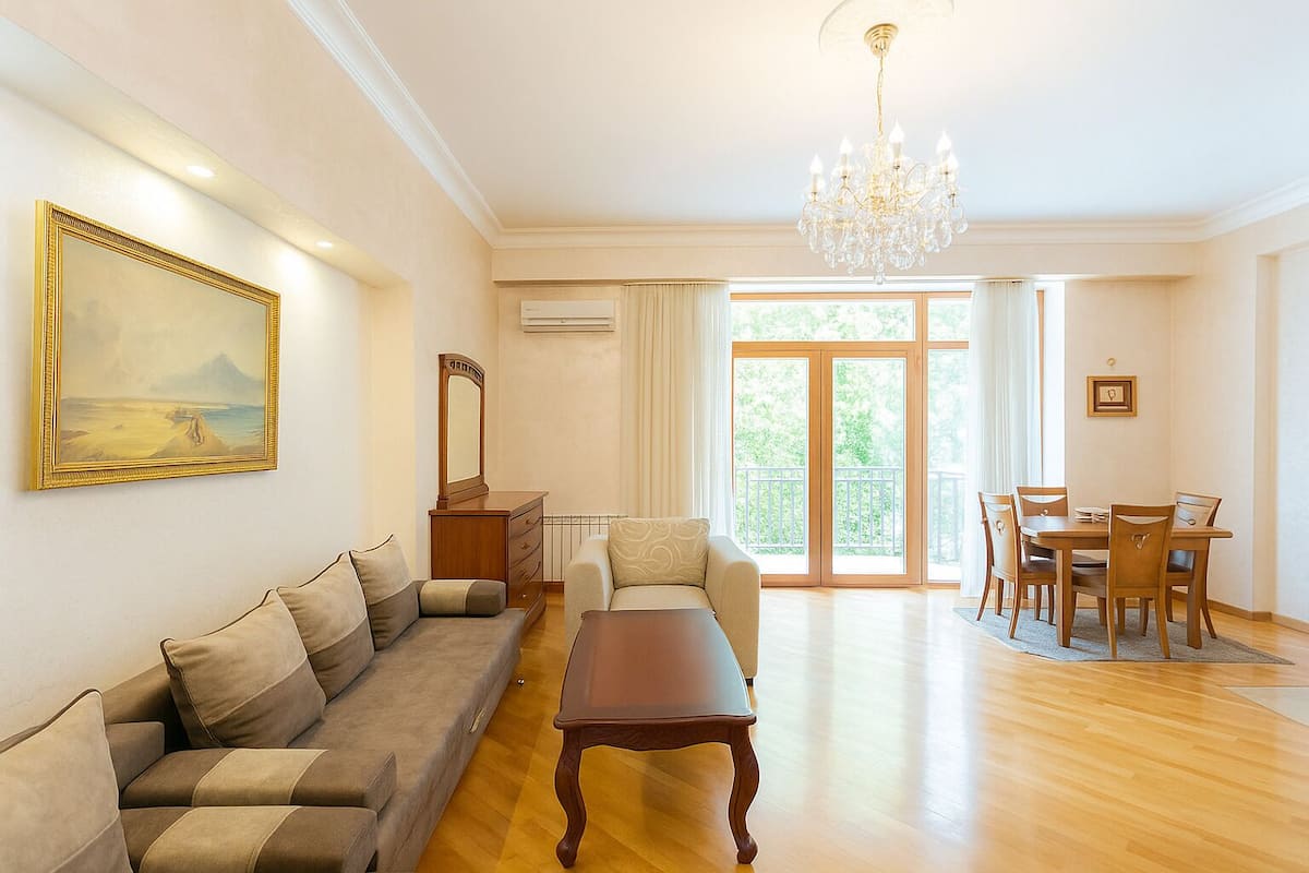 Eenvoudig appartement, 1 slaapkamer | Woonruimte | Een 50-inch flatscreentelevisie met kabelzenders