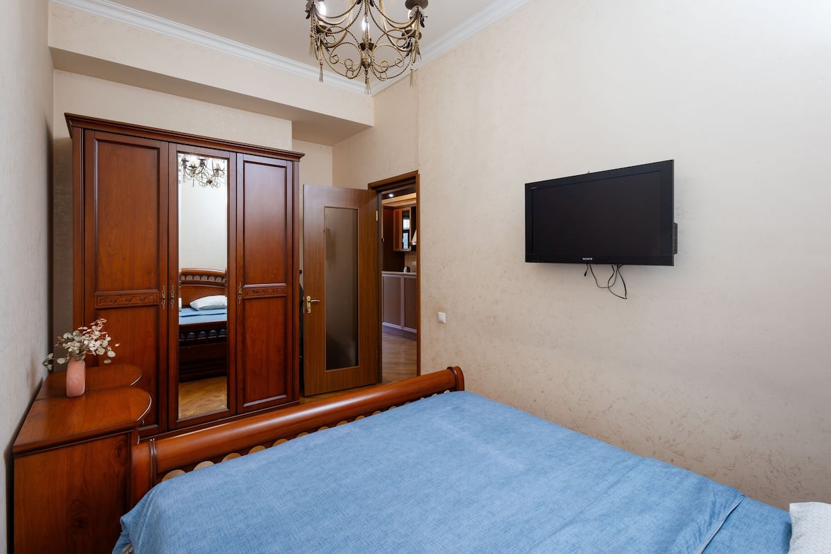 Eenvoudig appartement, 1 slaapkamer | Verduisterende gordijnen, een strijkplank/strijkijzer, babybedden